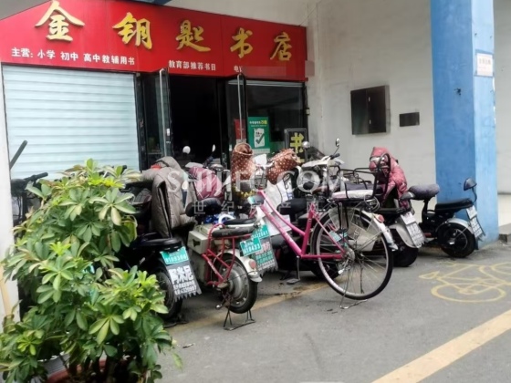 现有山南步行街西头商铺一间转让，黄金位置，客流量大，目前有租户长期租赁中，转让后即可收取房租，价格面户型图